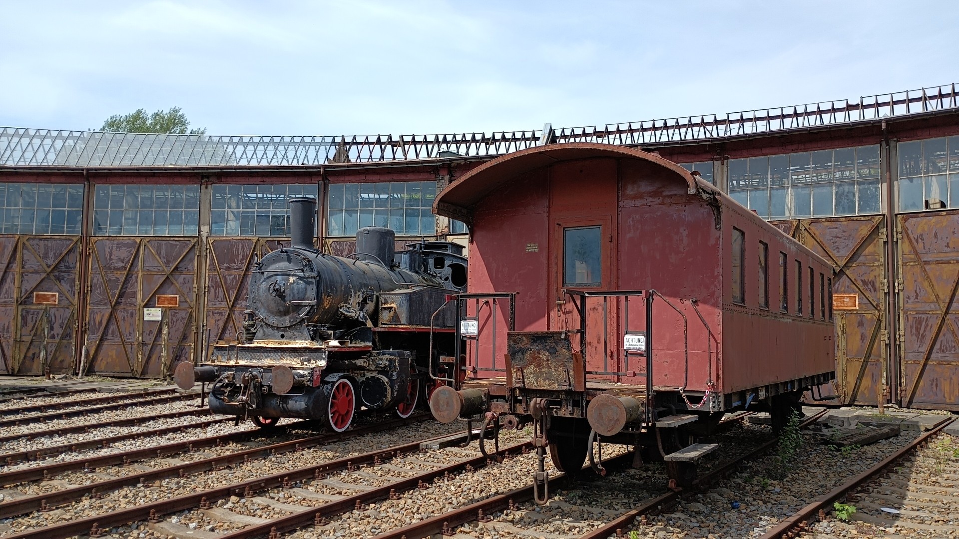 Wagon osobowy z 1925 roku, kl. IV (tak, była taka) i parowóz TKi3-137 z 1909 r.