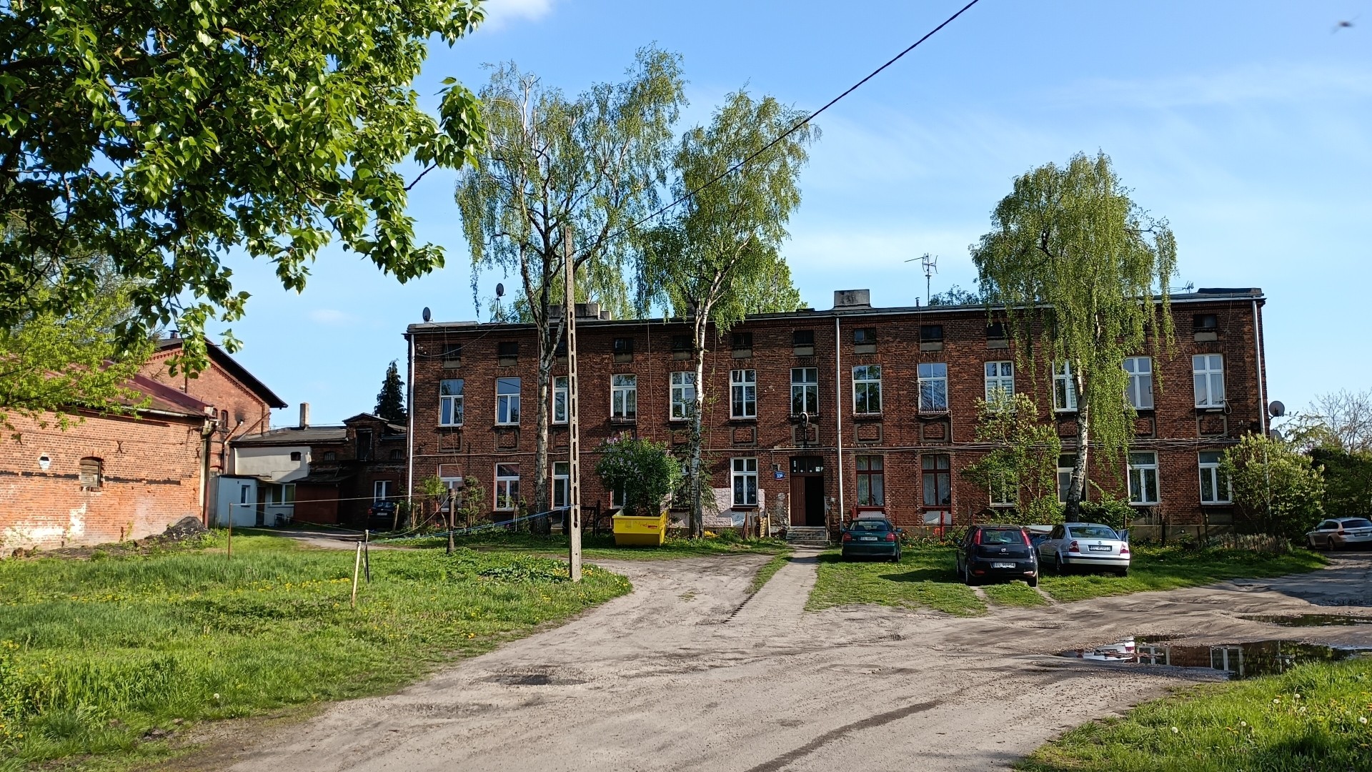 Nie jest łatwo tu trafić, jeśli nie wie się, dokąd iść. Z jednej strony mamy park, z drugiej działki. I nie wszyscy wiedzą, że ulica Tymienieckiego, zaczynająca się przy Piotrkowskiej, sięga aż tutaj. Gigantyczne tereny fabryczne ciągnące się wzdłuż tej ulicy dają jedynemu budynkowi mieszkalnemu w tym rejonie niski numer - 33, chociaż do centrum i katedry, gdzie ulica się zaczyna, jest ładnych kilka kilometrów.