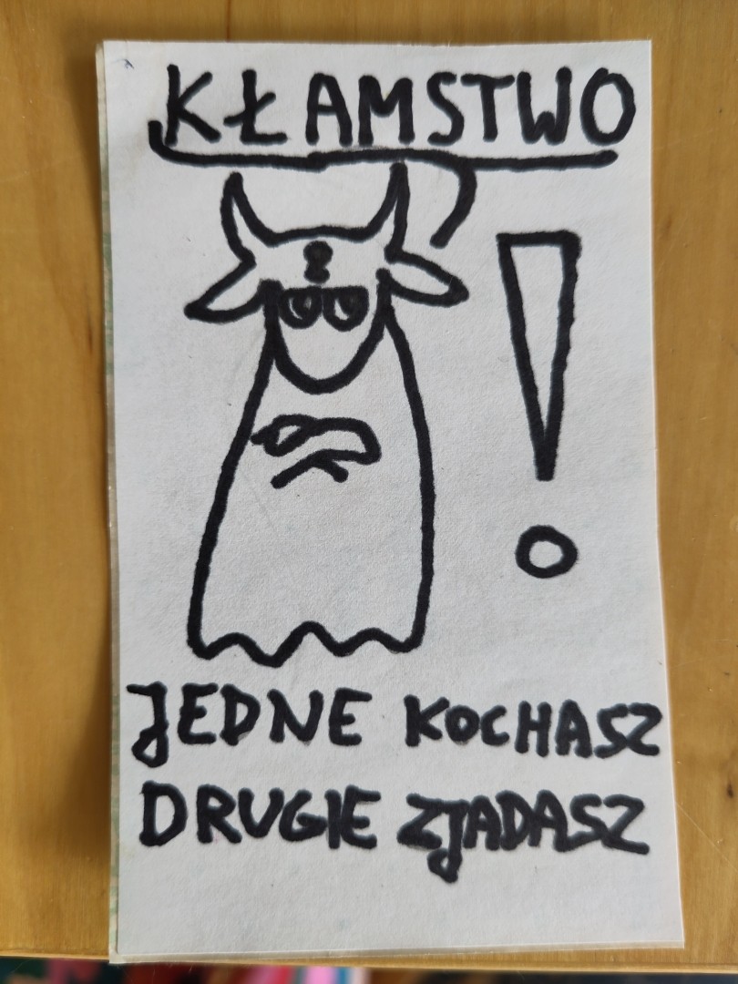 Wlepka przedstawiająca ducha krowy z dymkiem "kłamstwo!". Pod spodem napis "jedne kochasz drugie zjadasz".